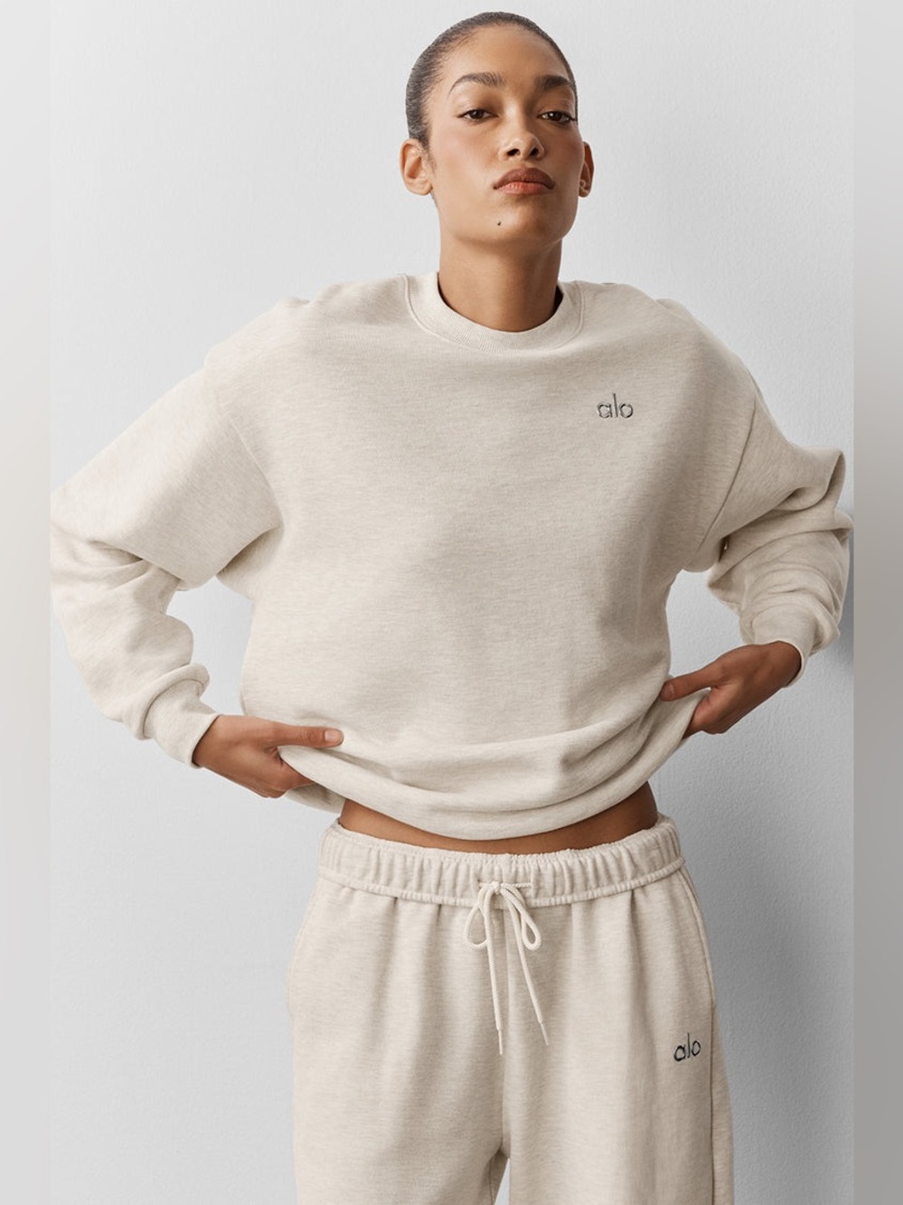 ALO Yoga Accolade Crewneck Pullover Sweatshirt in Heather Oatmeal, Size Large